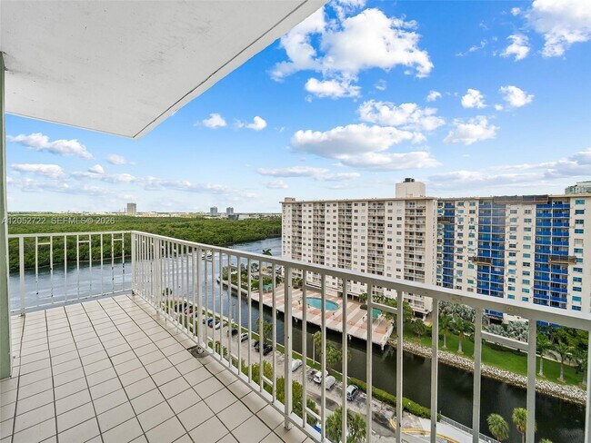 Building Photo - 500 Bayview Dr