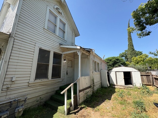 Building Photo - Cozy Upstairs Unit in Dinuba Near Shopping Center coming soon!