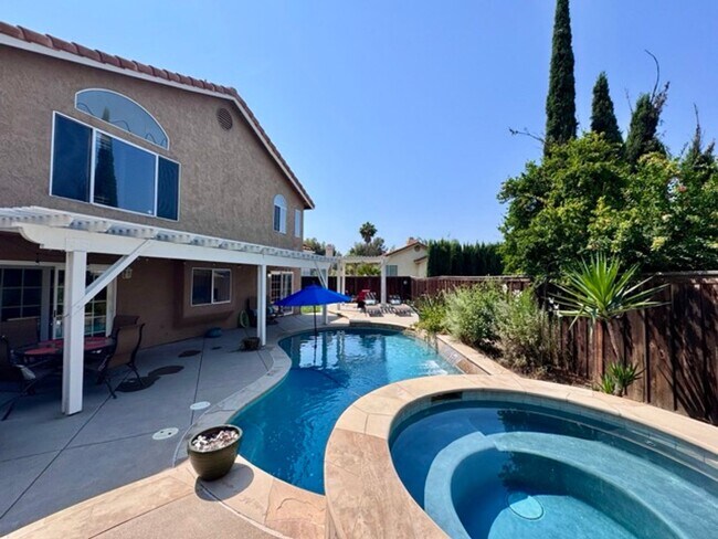 Building Photo - Beautiful 4 Bedroom Pool Home with Solar i...