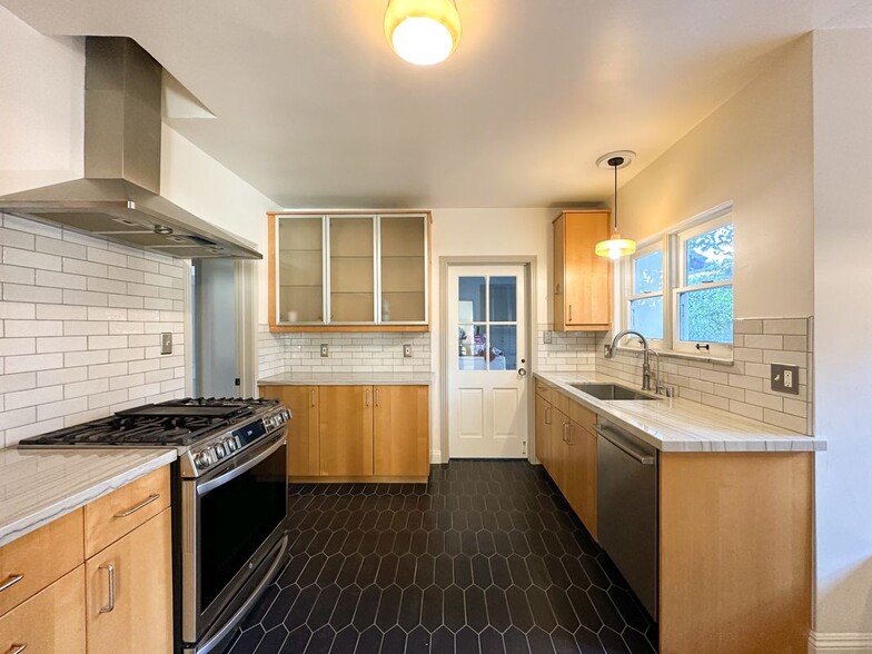 Building Photo - 2315 N Flower St