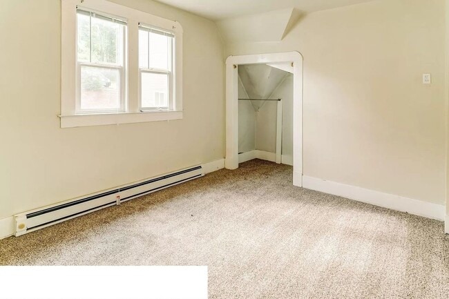Building Photo - 1 Block to WWU- Large Bedrooms- Large 6 Bedroom House Available in August!! Wi-Fi Included!!!!