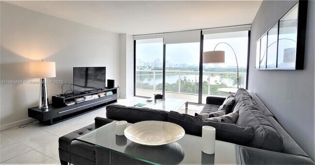 Building Photo - 3731 N Country Club Dr