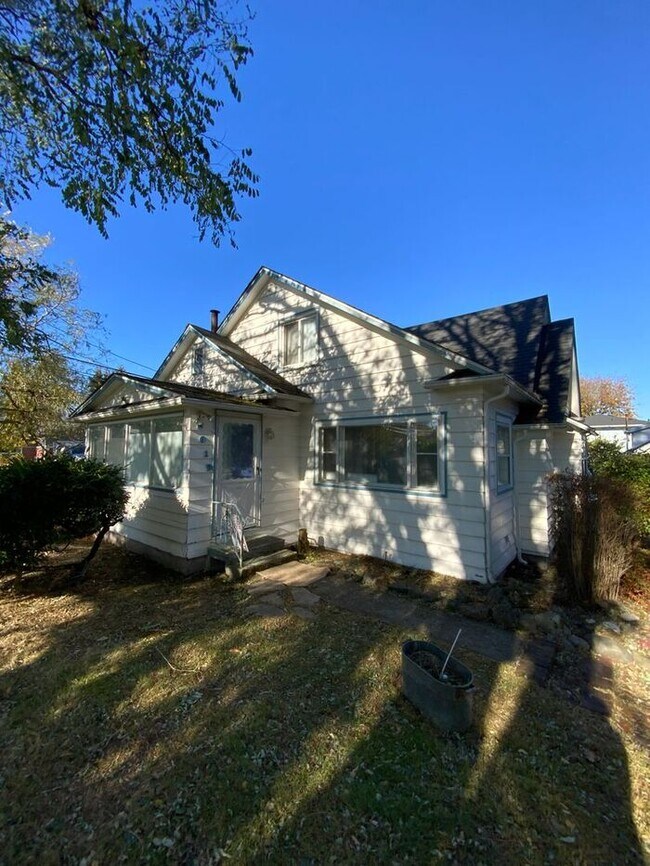 Building Photo - University Place HOME! 3bdr 2 bath