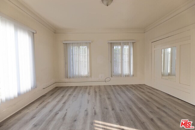 Building Photo - 946 S Burlington Ave