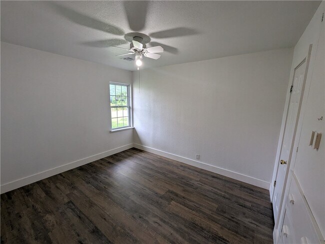 Building Photo - 320 S Country Club Rd