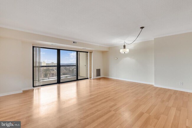 Building Photo - 307 Yoakum Pkwy