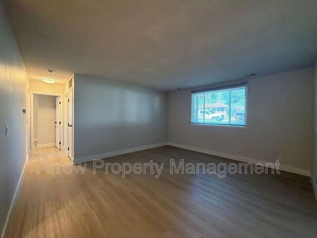 Building Photo - 515 W Saunders Ave