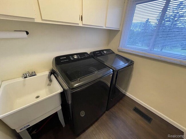 Building Photo - 4924 Broomfield Ct