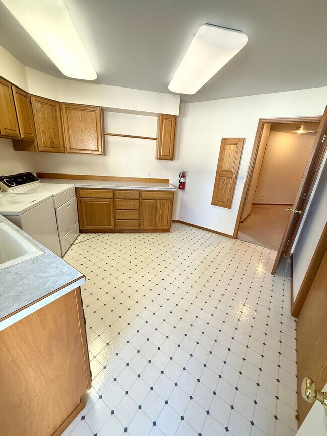 Building Photo - Cozy Home Feel, One Floor Living, Great Ba...