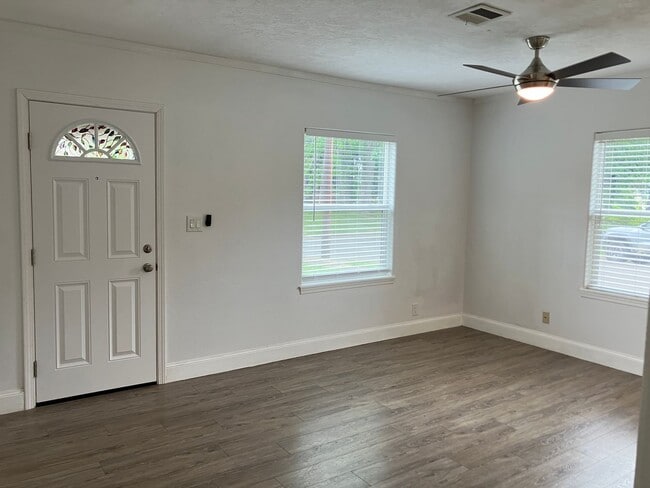 Building Photo - Updated Two Bedroom Home with Large Yard in West Salem