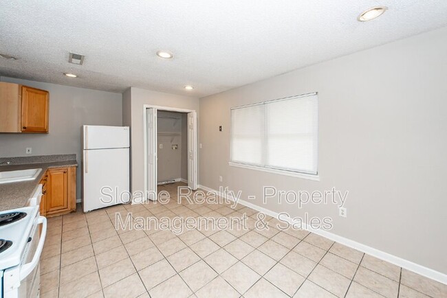 Building Photo - 207 Tupperway Dr