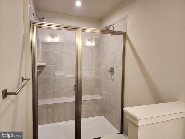 Building Photo - 321 E Cochran St