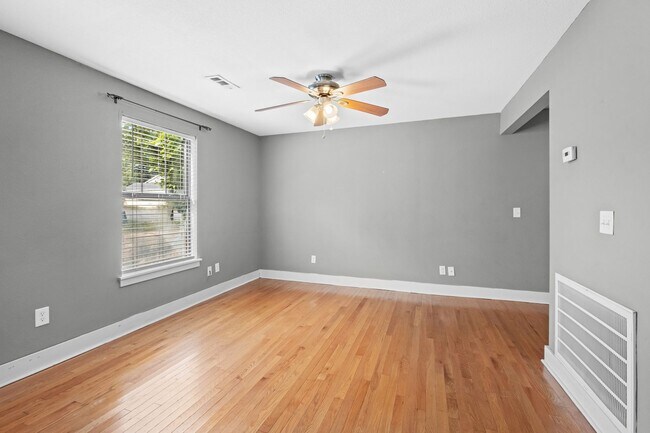 Building Photo - Beautiful home located in the heart of Fayetteville