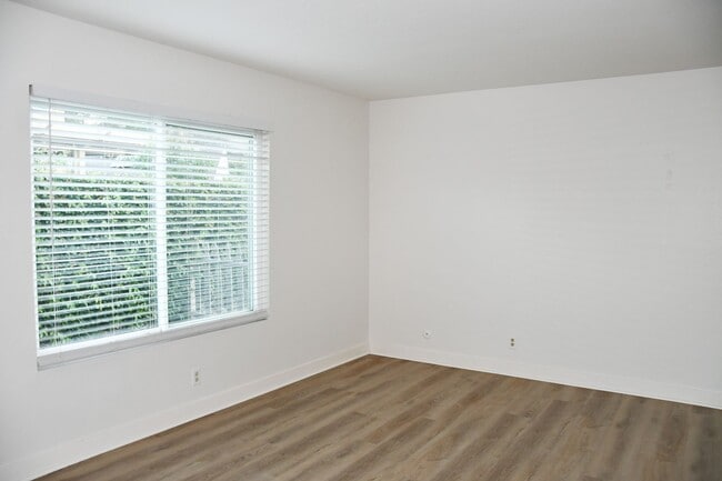 Building Photo - 1271 N Mosswood Dr