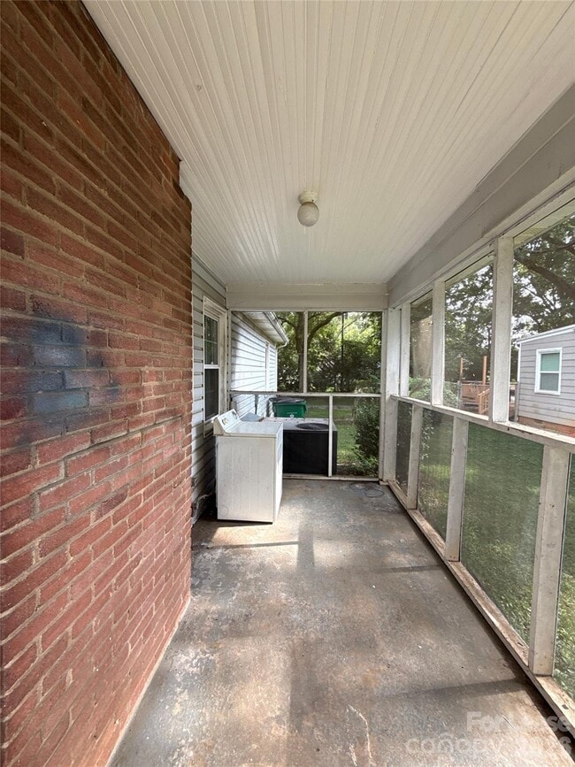 Building Photo - 1412 Claridge Ln