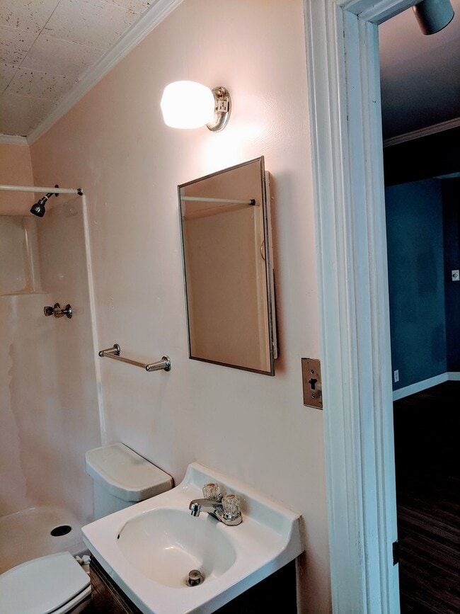 Building Photo - Spacious 3bdrm/2bth Home Located in a Well Established Neighborhood in Richmond's West End  Conve...