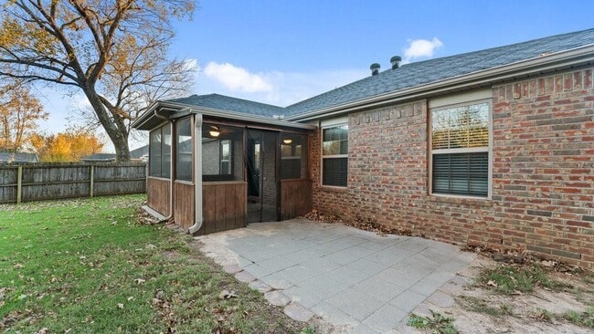 Building Photo - 5305 SW Cherry Creek Rd