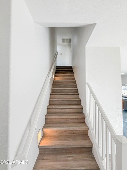 Building Photo - 1009 E Iris Dr