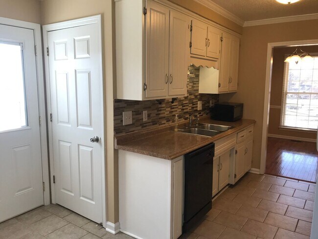 Building Photo - 3 Bedroom Home with Bonus Room For Rent!