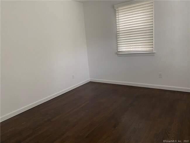 Building Photo - 22 E Hills Dr