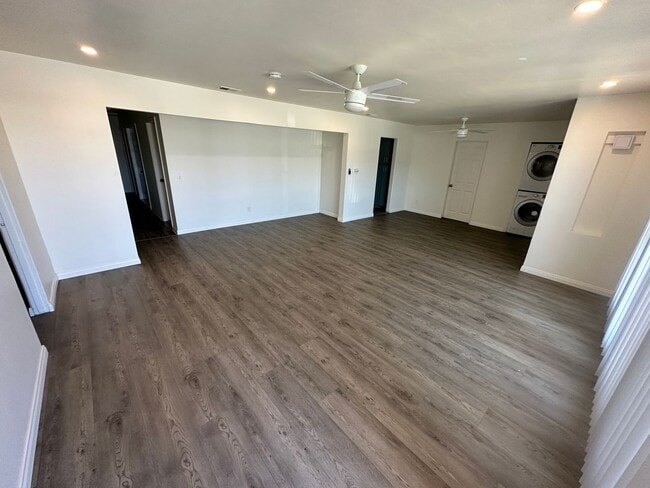 Building Photo - Large House on Dorothy Dr!