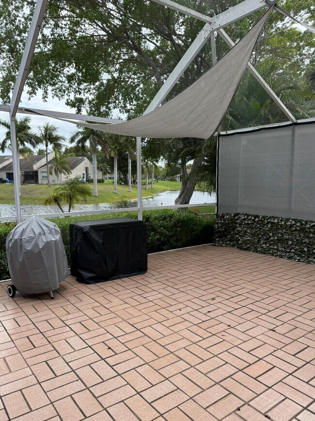 Building Photo - 1120 W Lakes Dr