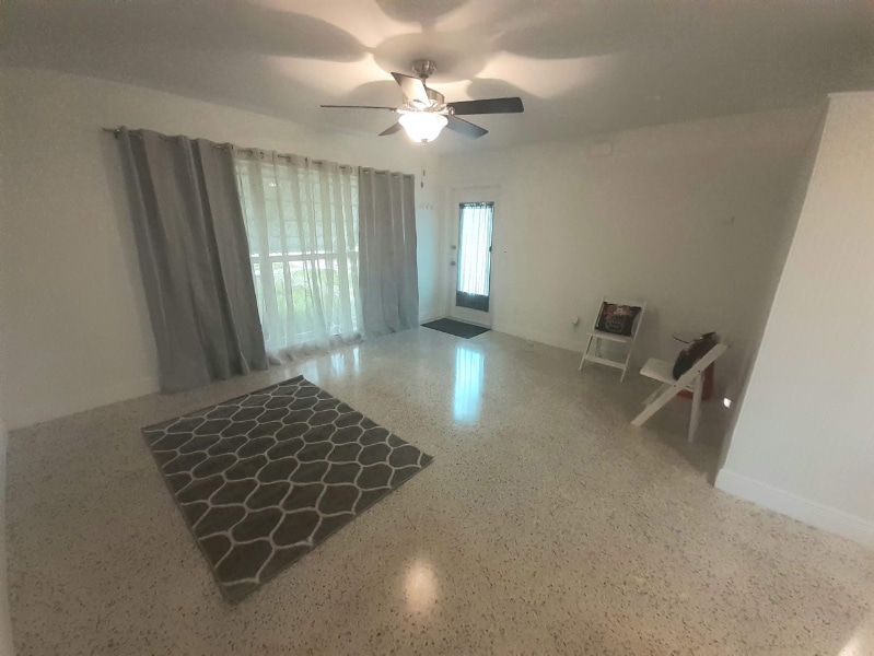 Building Photo - 117 SE Solaz Ave