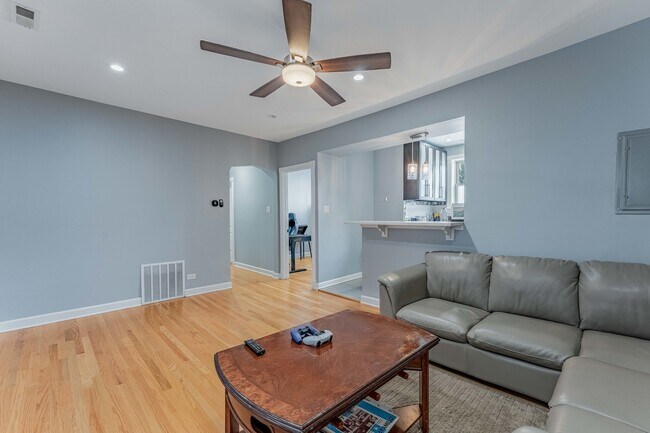 Building Photo - 5717 N Kimball Ave