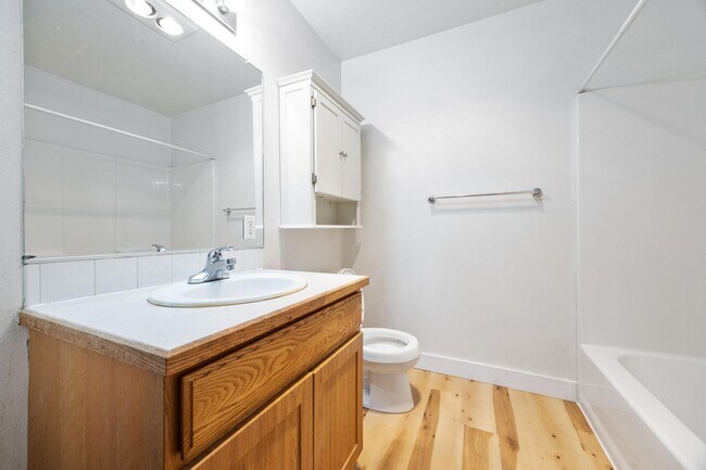 Building Photo - 1 Bed / 1 Bath Apartment – Updated Flooring – Convenient NE Portland Location