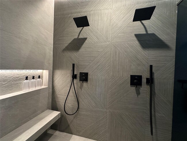 Building Photo - 1065 NE 119th St