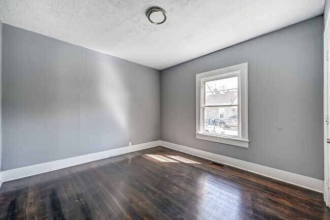Building Photo - Charming 4 bedroom, 1 bathroom
