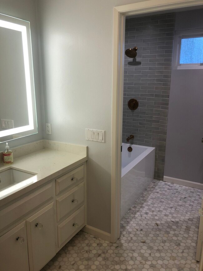 Building Photo - 2131 E 1st St