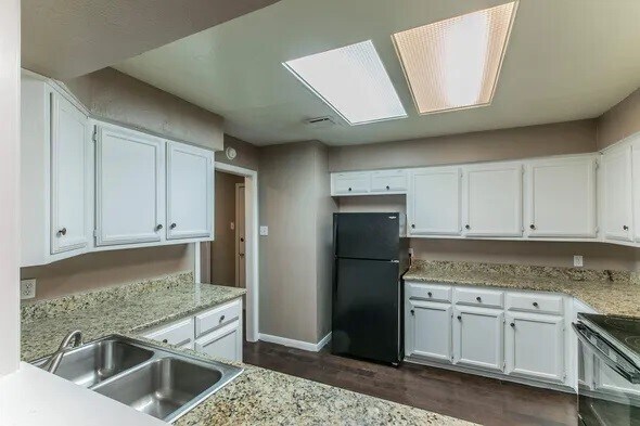 Building Photo - 2804 Stewart Dr