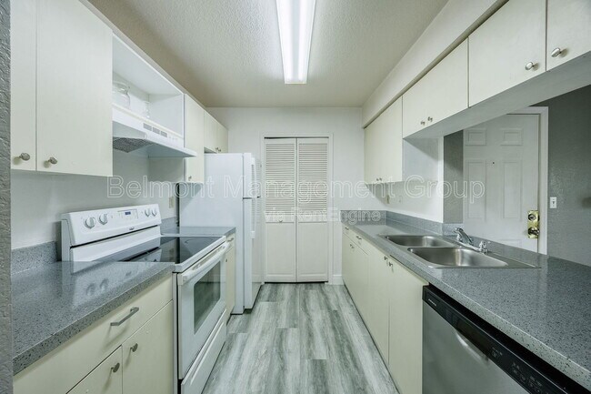 Building Photo - 2550 N Alafaya Trail