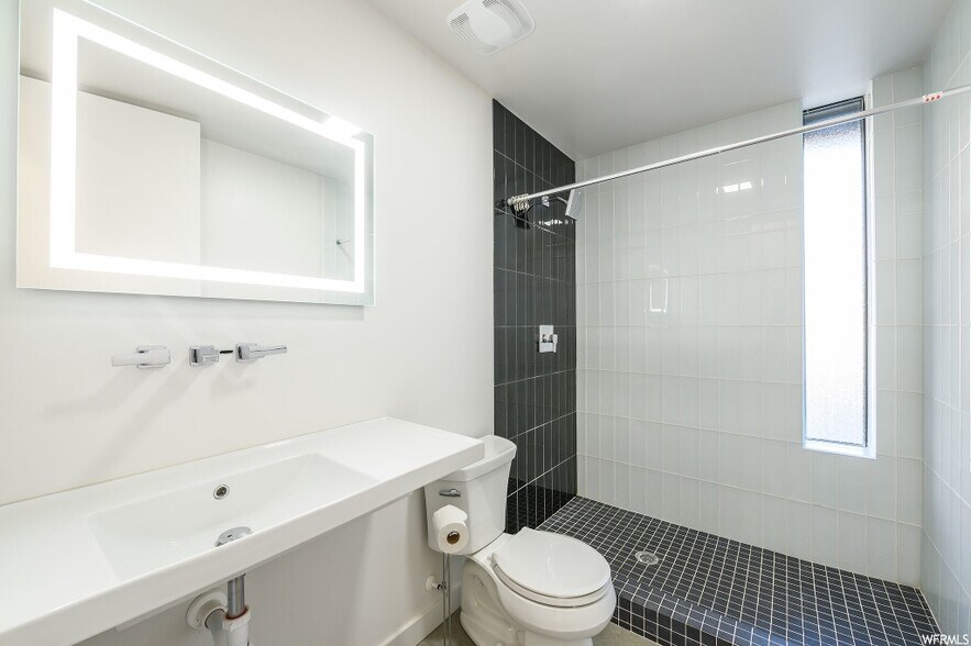 Building Photo - 2044 E Hedgewood Ct