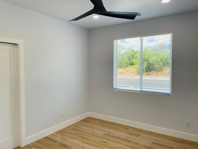 Building Photo - 17 N Alamos Dr