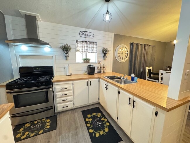 Building Photo - Home close to Casinos and River