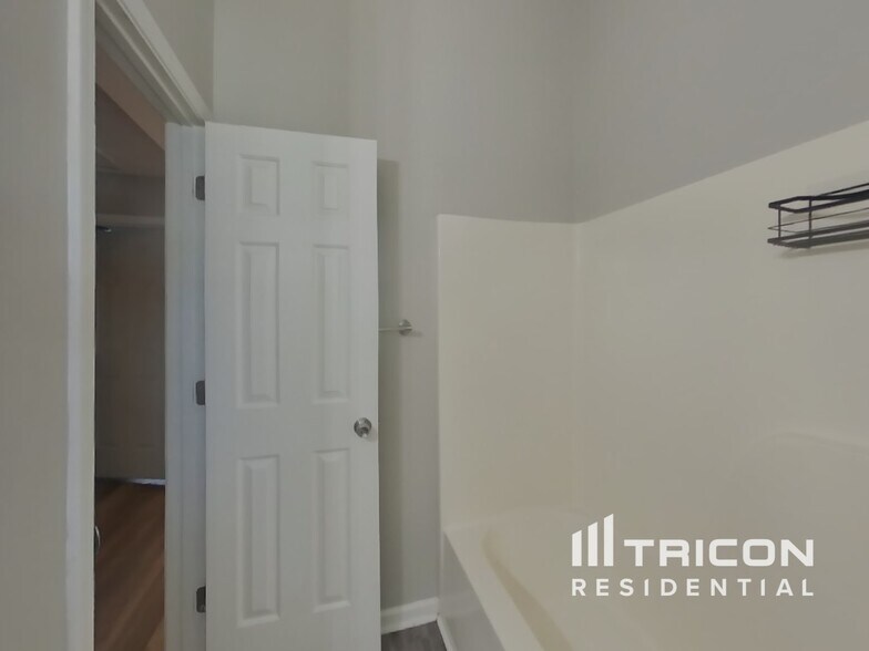 Building Photo - 1440 Twin Manor Dr