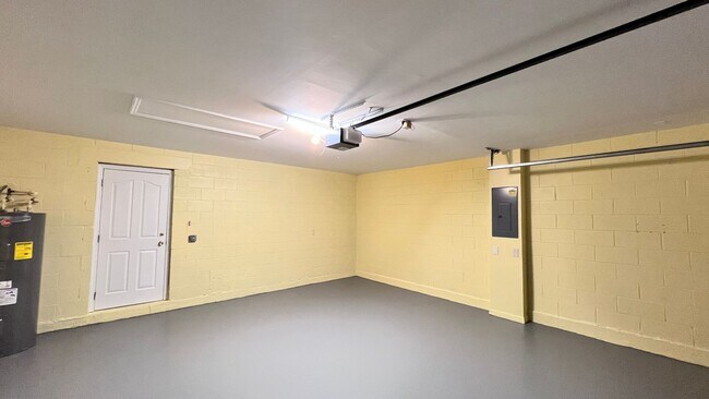 Building Photo - Upgraded Avalon Park 3 Bed/2.5 Bath Townhome!