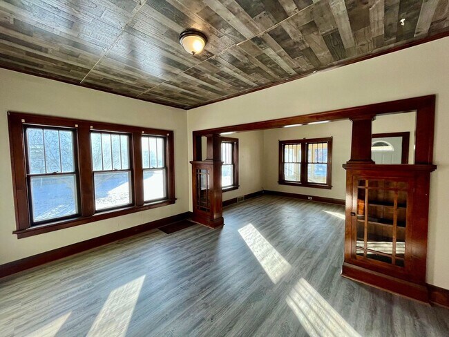 Building Photo - 619 Werle Ave