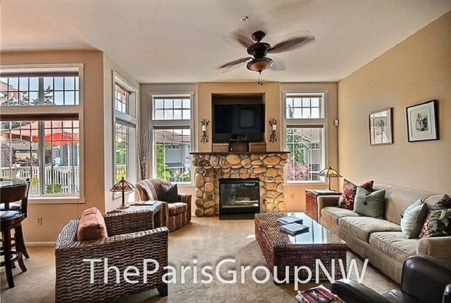 Building Photo - Gorgeous Renton Highlands Condo * Attached...