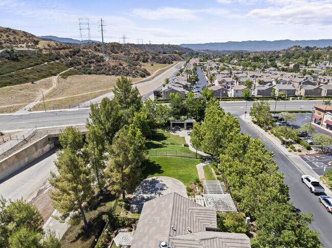 Building Photo - "Spacious 3-Bedroom Retreat with Modern Co...