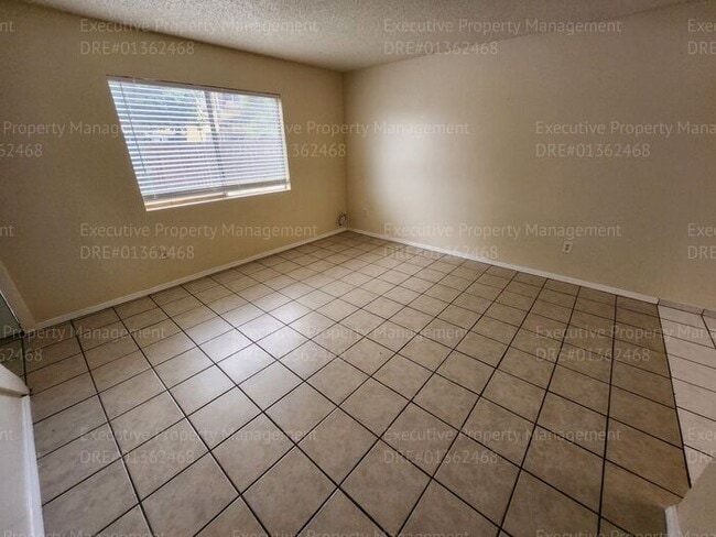 Building Photo - Townhouse unit. 2 bedrooms 1.5 bath call o...