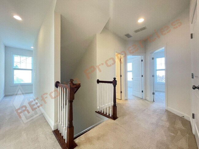 Building Photo - Beautiful 5 Bedroom End Unit Townhouse wit...