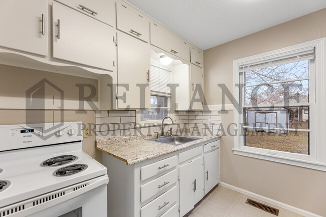 Building Photo - 1912 N Hood St