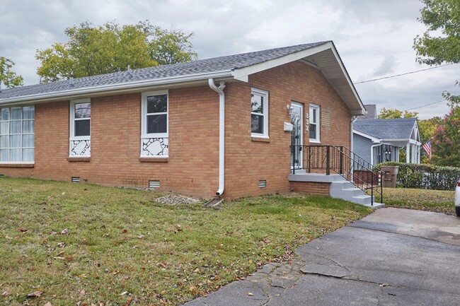 Building Photo - Beautiful One-Bedroom at Montrose & 9th!