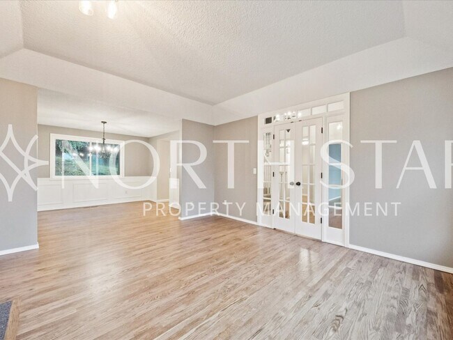 Building Photo - Traditional Home with Views