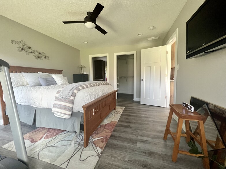 Master Bed - 725 Melendy Ln