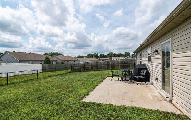 Building Photo - 3BR/2BA Home with Two Car Garage, Fenced B...