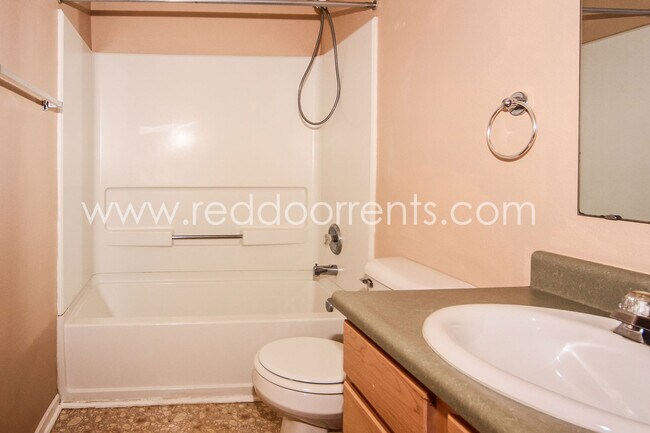 Building Photo - Franklin Township, 3 Bed, 2.5 Bath, Two St...